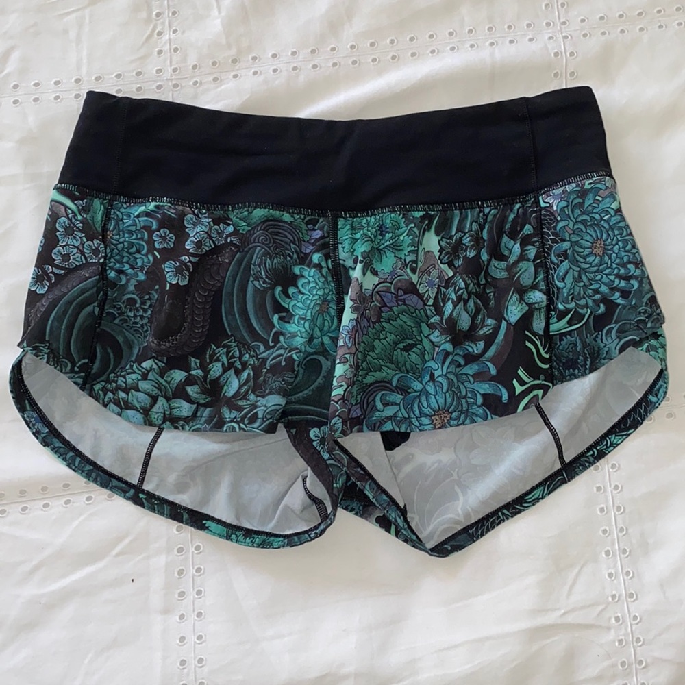Lululemon Green/Black printed Speed Up Shorts Size 4